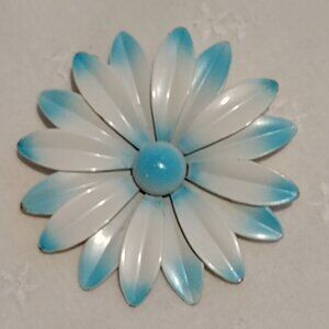 White & Blue Daisy Pin